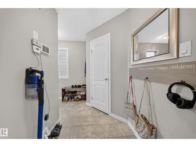 1927 51 Street SW SW photo 10