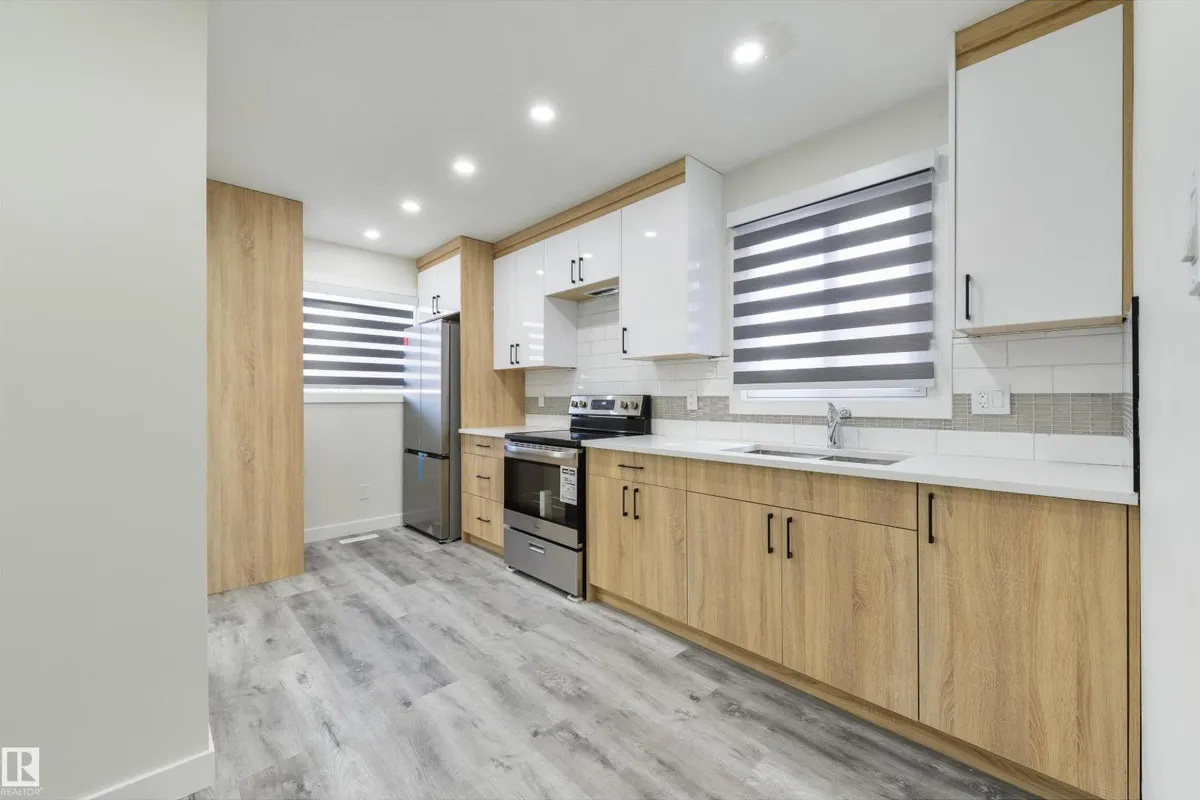 8019 141 AV NW exterior