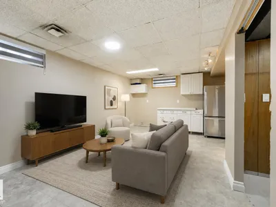 8019 141 AV NW photo 32