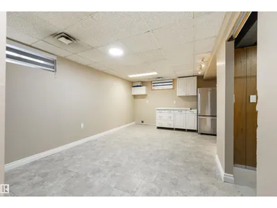 8019 141 AV NW photo 33