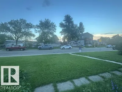 11026 155 ST NW photo 8