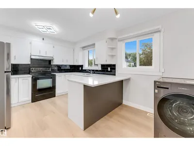 7928 82 AV NW photo 12