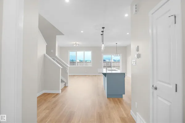 20924 16 AV NW photo 3