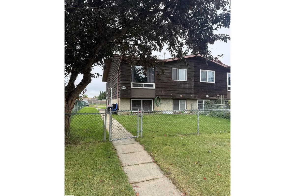 4611 52 AV exterior
