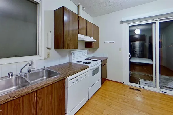4611 52 AV photo 2