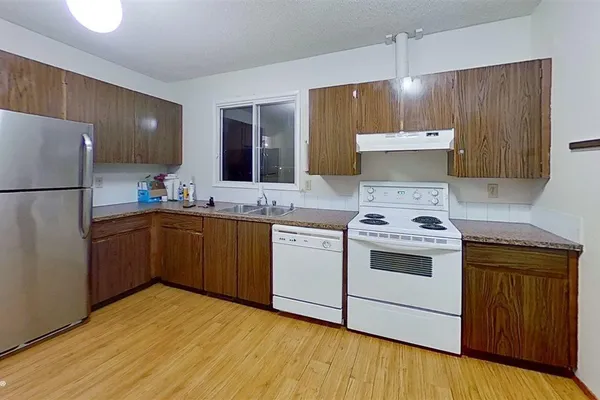 4611 52 AV photo 3