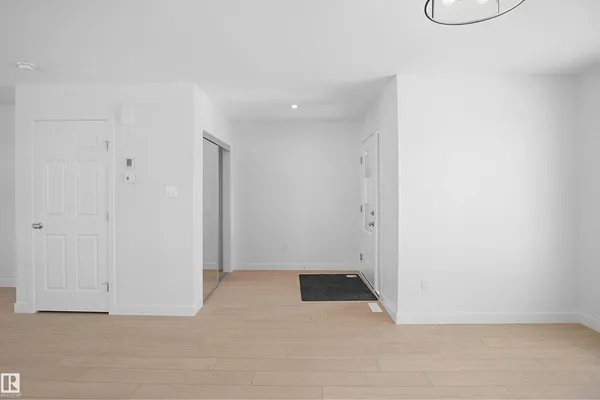 7315 181 AV NW photo 3