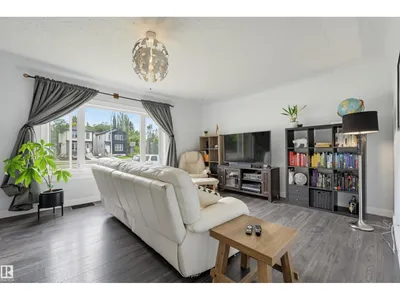 10670 61 AV NW photo 4