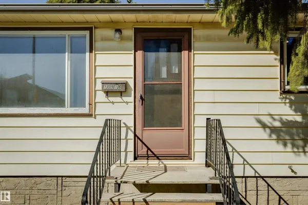10916 151 ST NW photo 3