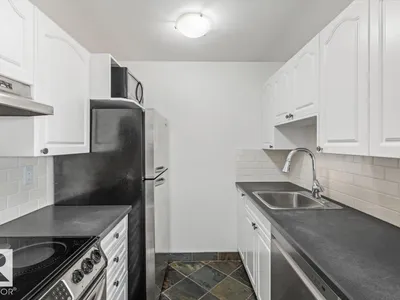 #702 10045 117 ST NW photo 9