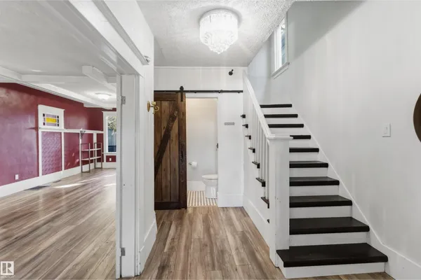 10647 125 ST NW photo 3