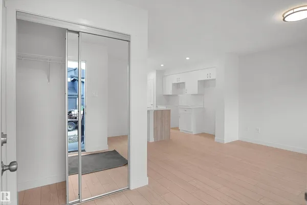 18831 29 AV NW photo 2