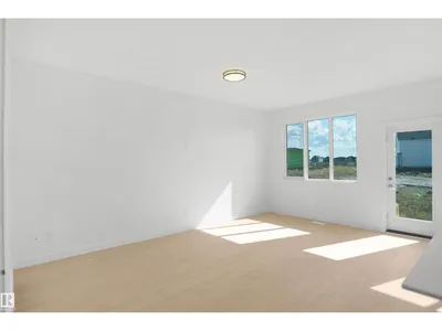 18967 28 AV NW photo 8