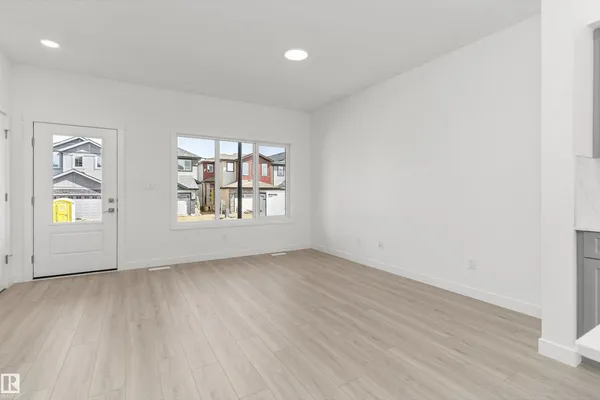 593 177 AV NE photo 3