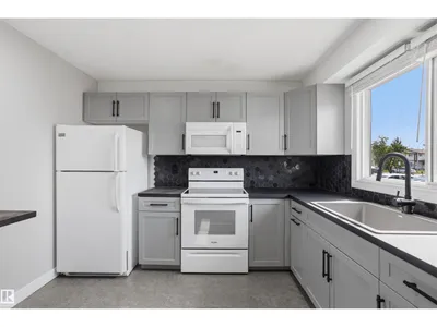 18124 93 AV NW photo 6