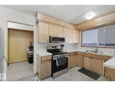 10807 54 AV NW photo 16