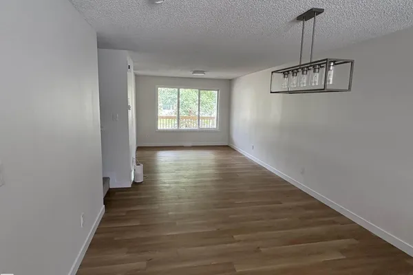 4843 115 AV NW photo 2