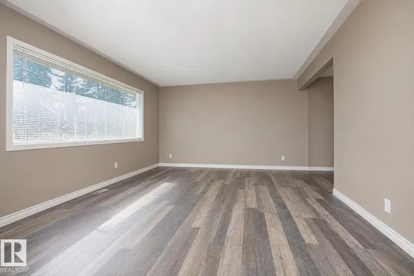 9072 52 ST NW photo 2