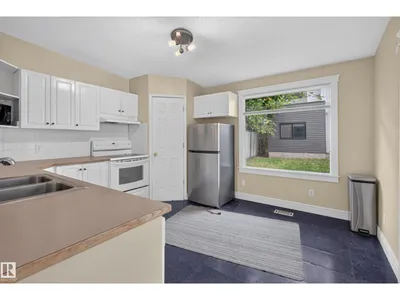 11212 75 AV NW photo 31
