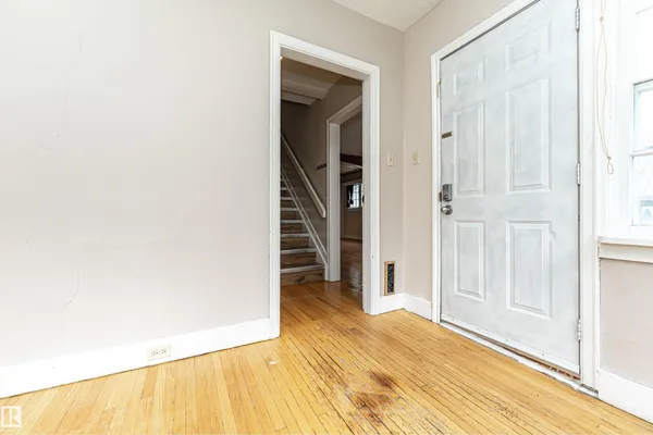 10930 80 AV NW photo 3