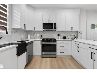 10915 159 ST NW photo 9