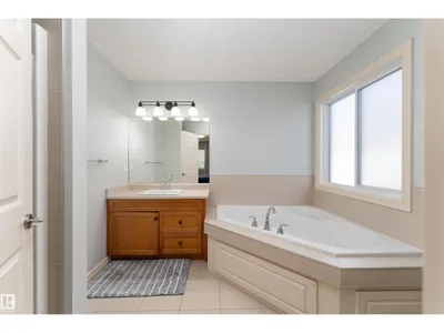 6736 19 AV SW photo 30