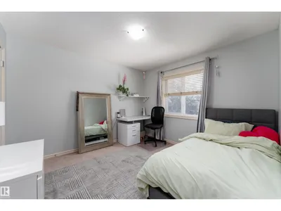 6736 19 AV SW photo 33