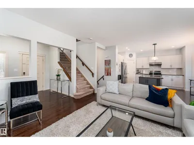 6736 19 AV SW photo 5