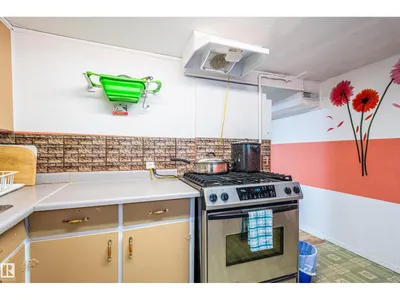 10532 157 ST NW photo 36