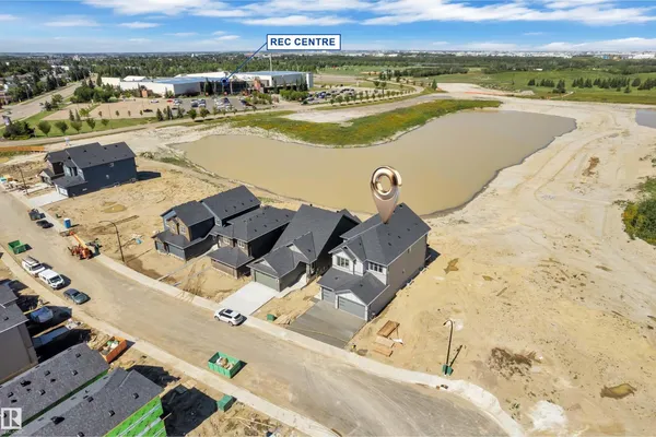 266 Falcon Crescent photo 3