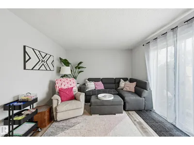 5677 137 AV NW photo 12