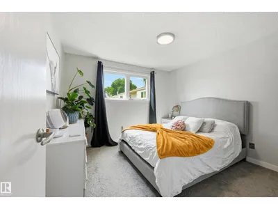 5677 137 AV NW photo 14