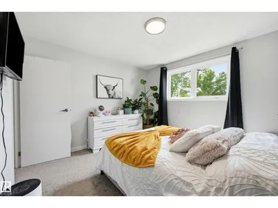 5677 137 AV NW photo 15