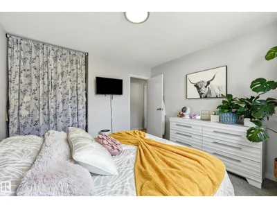 5677 137 AV NW photo 16