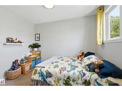 5677 137 AV NW photo 18