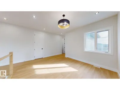 4608 17 AV SW photo 18
