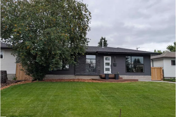 6115 95 AV NW photo 2