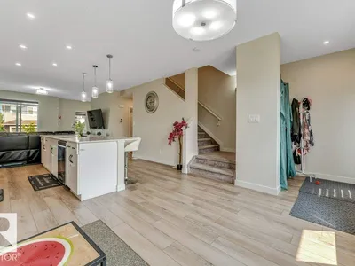 5315 22 AV SW photo 10