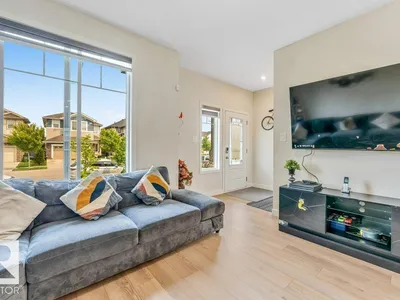 5315 22 AV SW photo 12