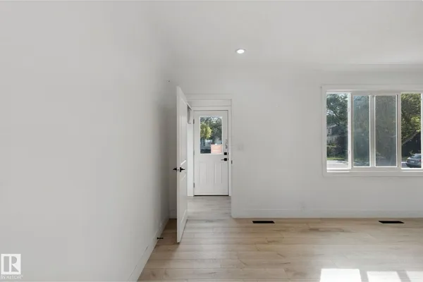 11914 124 ST NW photo 2
