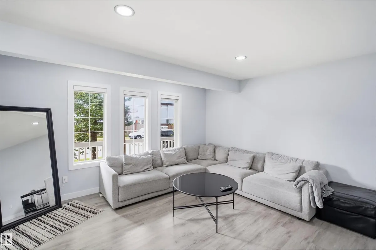 2122 37 AV NW exterior