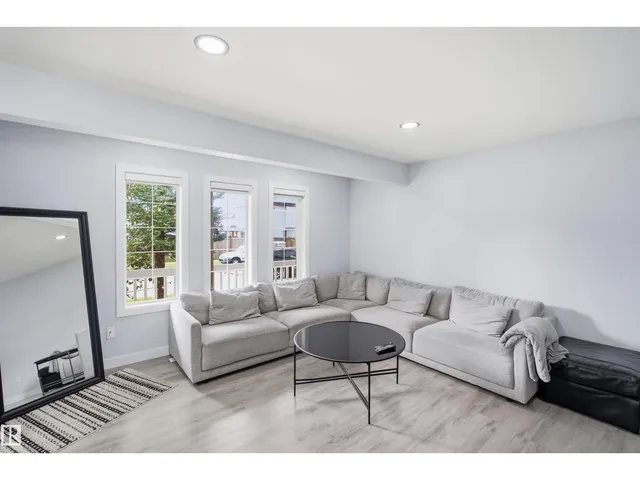 2122 37 AV NW, Edmonton