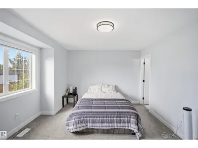 2122 37 AV NW photo 17