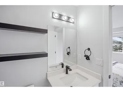 2122 37 AV NW photo 21