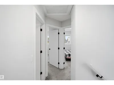 2122 37 AV NW photo 22