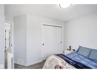 2122 37 AV NW photo 24