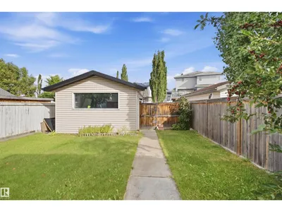 2122 37 AV NW photo 35