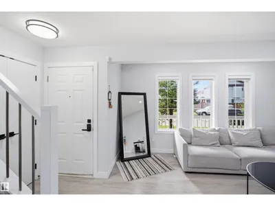 2122 37 AV NW photo 5