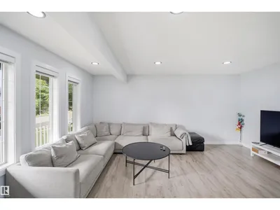 2122 37 AV NW photo 6