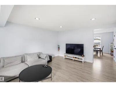 2122 37 AV NW photo 7